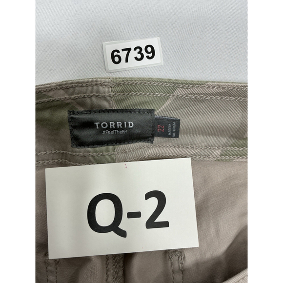Womans Excellent Condition Torrid Camo Capri Jeans 22 Gray Beige Cuffs - Picture 3 of 9